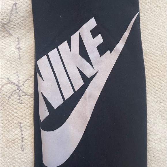 Nike High Rise Essential Leggings in Black With Calf Logo Print - Picture 6 of 7